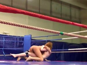 Wrestling Zwischen Den Halbnackten Schönheiten, Die Dann Mit Einem Strapon Ficken Wrestling Zwischen Den Halbnackten Schönheiten, Die Dann Mit Einem Strapon Ficken