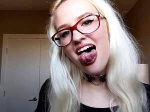 Reife Zunge in einer jungen Lesbe