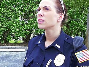 Schöne Polizistin In Uniform Saugt Einen Schwanz Wie Ein Profi