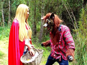 Lexi Lowe als kleine Rotkäppchen trifft auf großen bösen Wolf