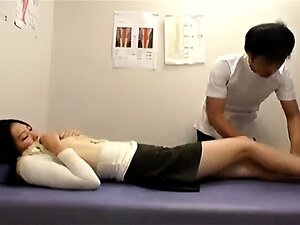 Tauche ein in die verführerische Welt einer japanischen Schönheit, die eine berauschende Massage genießt und ihre Sehnsüchte erweckt. Entdecke die authentische und aufregende Welt von Leidenschaft und Vergnügen.