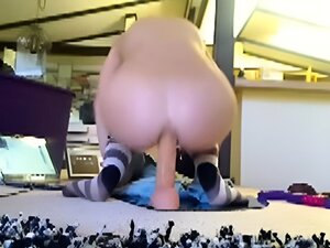 Holly Hanna mit großem Dildo